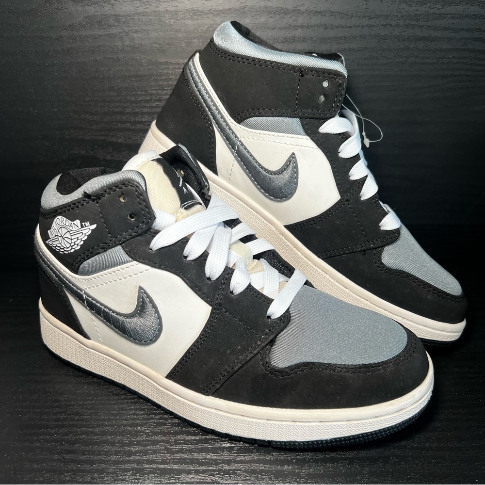 Nike Air Jordan mid Retro 1 Sneakers Sz 5.5 Black Grey